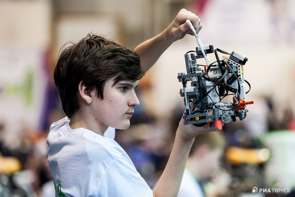 Соревнования RoboCup проходят для двух возрастных групп – взрослых и юниоров.