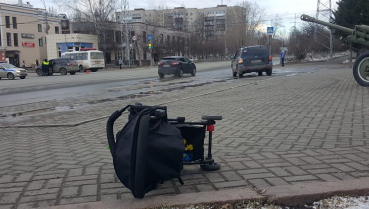 Hyundai сбил женщину с ребенком в коляске на тротуаре в центре Томска