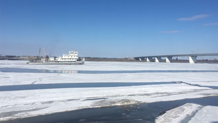 Теплоход ломает лед на Томи, чтобы ликвидировать затор в районе Томска