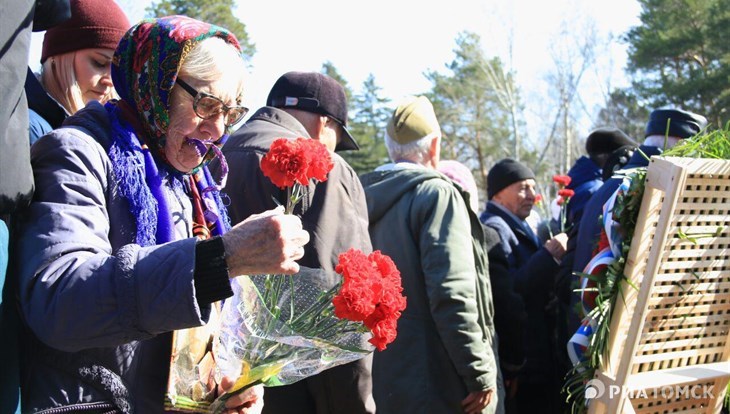 Ветераны возложили цветы к мемориалу в Лагерном саду: кадры РИА Томск