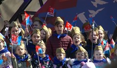 Как томичи пели песни Победы на Новособорной: вдохновляющее видео