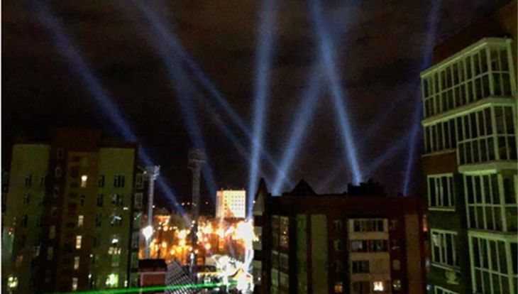 Источник светящихся лучей над Томском – прожекторы цирка шапито