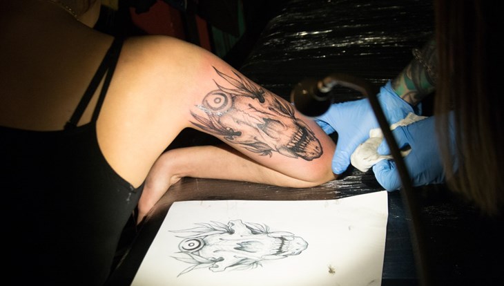 Бьет – значит любит: томский татуировщик о своем деле