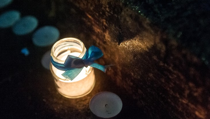 Около 40 томичей зажгли свечи на акции в День пропавших детей