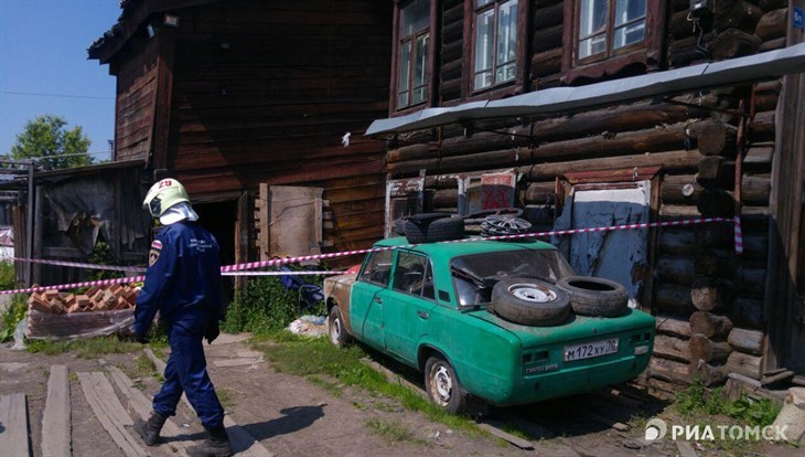 Спасатели эвакуировали 13 человек из рушащегося дома в Томске
