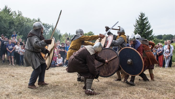 Бой рыцарей и форсирование Днепра: как в Семилужках играли в историю