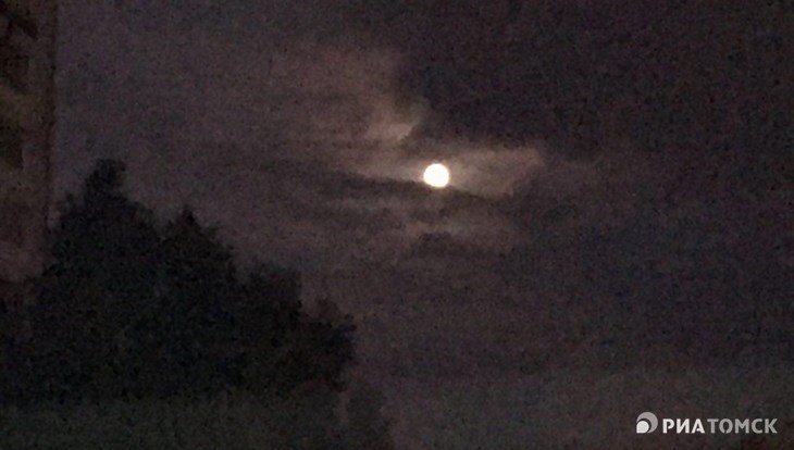 Как Луна ушла в тень: ночное затмение в снимках томичей