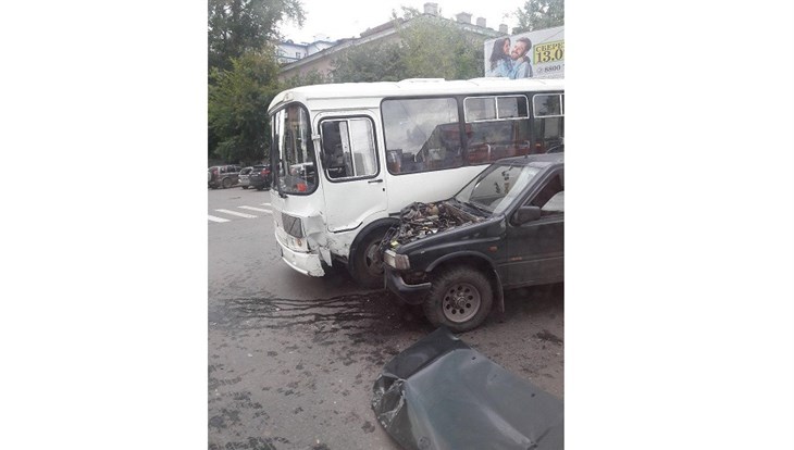 ПАЗ и иномарка столкнулись на пересечении Кирова-Белинского в Томске