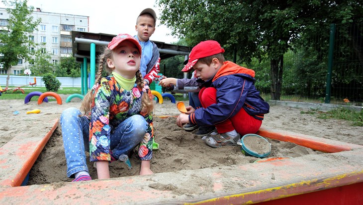 Малоимущие семьи Томской области начали получать новые детские
