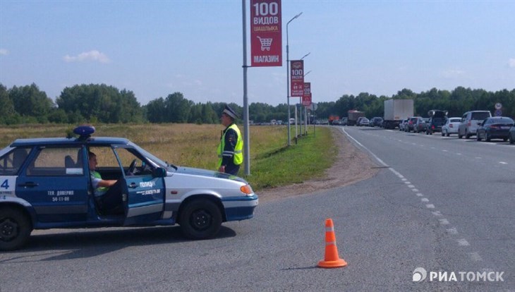 Пробки образовались на въезде и выезде из парка Околица под Томском