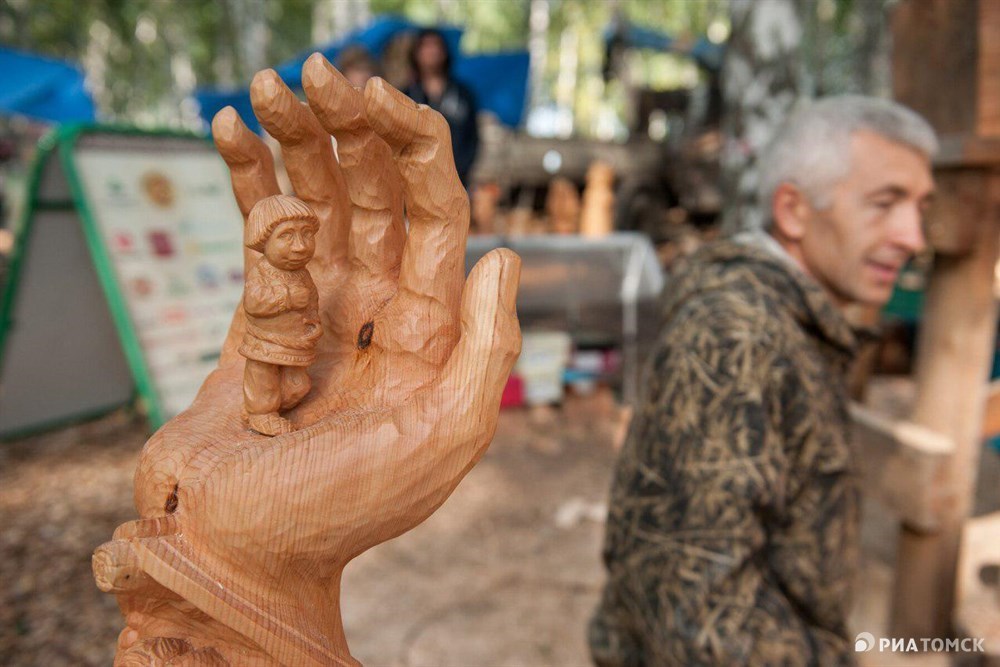 Александр Царегородцев из Томска не первый раз участвует в конкурсе. В этот раз он выступает в номинации Парковая скульптура. Режет композицию по мотивам сказки Мальчик-с-пальчик.