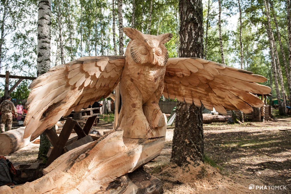 Большими парковыми скульптурами она занимается уже 13 лет, в этот раз посвятила работу символам мудрости – Осетру и Сове.