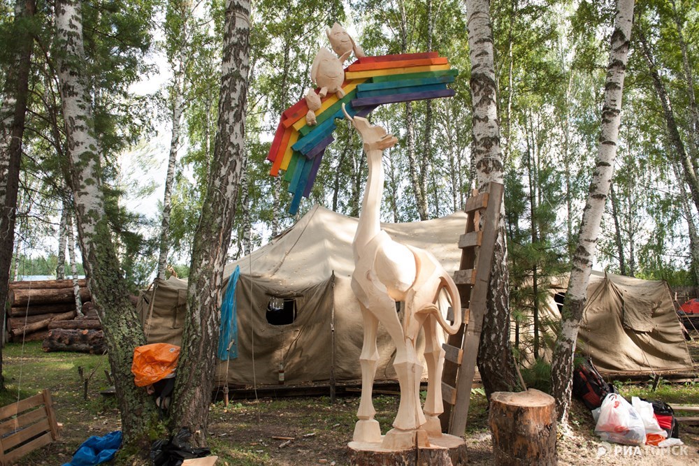 История одной радуги, и что едят жирафы – так называется скульптура челябинца Дениса Маханова, который получил на фестивале специальный приз жюри.