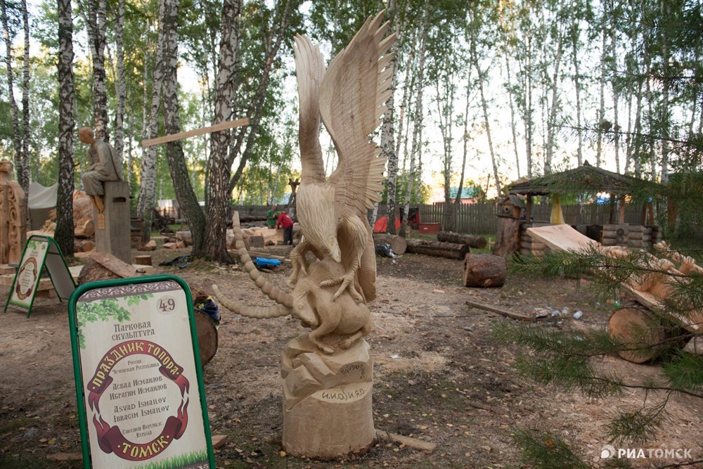 Асвад и Ибрагим Исмаиловы из Чечни изобразили в дереве Горную охоту. Работа отмечена специальным дипломом фестиваля.