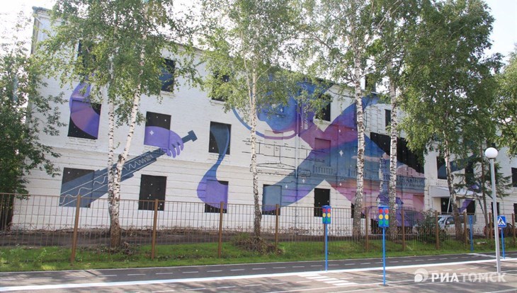 Уличные художники облагородили корпус ТВМИ рядом с новой школой