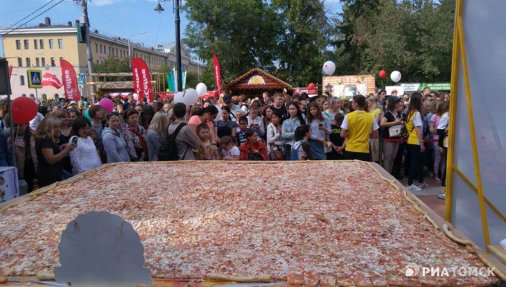 Огромная пицца и герб города из блинов стали рекордами Дня томича