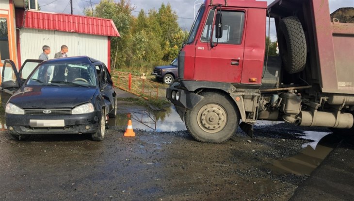 ВАЗ и грузовик столкнулись в Стрежевом, пострадали два пенсионера