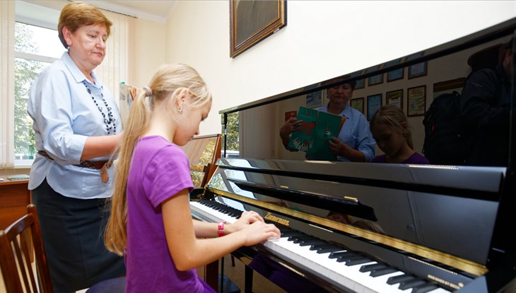 Шесть томских музыкальных школ получили инструменты на 5 млн руб