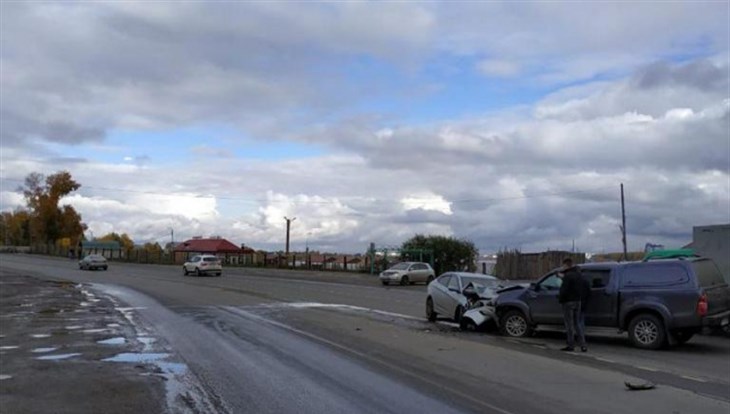 Два человека пострадали при столкновении Hyundai и Toyota в Томске