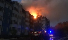 Пожар бушует в пятиэтажном жилом доме на улице Вавилова в Томске