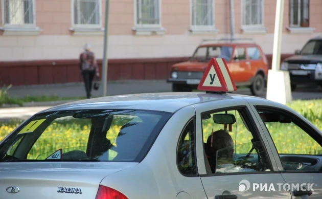 Томичи стоят в очередях на экзамен в ГАИ из-за нехватки инспекторов