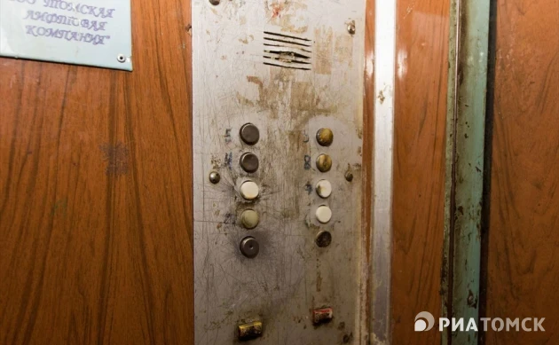 Больше 30 лифтов заменят в многоквартирниках Томской области в 2026г