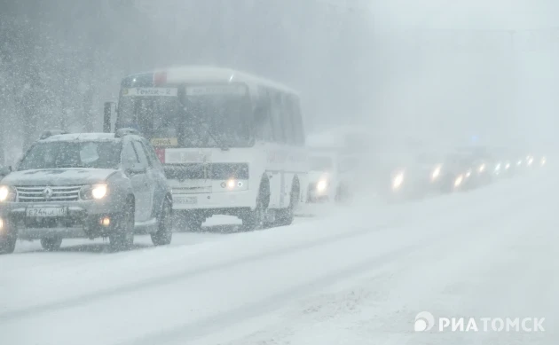 Штормовое предупреждение объявлено в Томске из-за сильных снегопадов