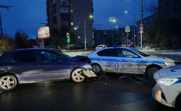 Peugeot столкнулся с патрульной машиной ГАИ в понедельник в Томске