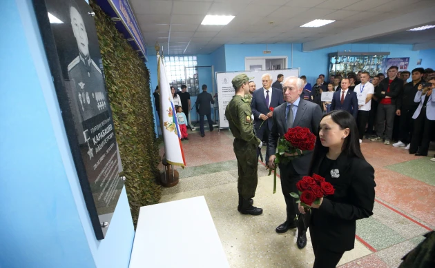 Мазур открыл в ТГАСУ мемориальную доску в память о Герое РФ Карабашеве