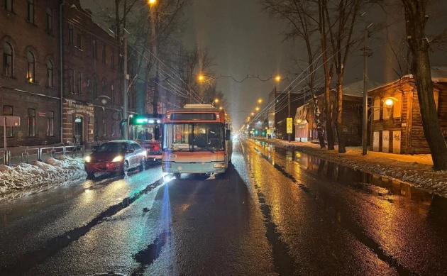 Пенсионерка получила травмы, упав в салоне троллейбуса в Томске