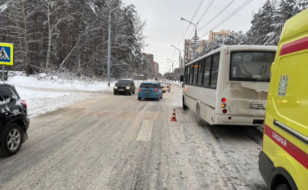 Пенсионерка попала под колеса автобуса, переходя дорогу у томской ОКБ
