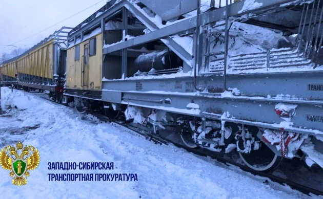 Снегоуборочный состав сошел с рельсов в среду утром на Томске-II