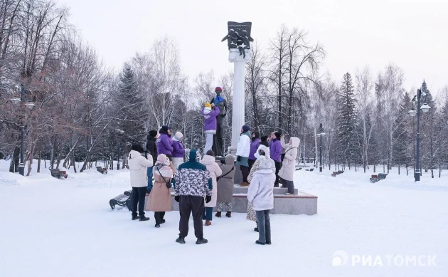 Томичи нарядили памятник Татьяне в День студента