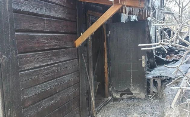 Пожар произошел в частично расселенном старинном доме в центре Томска