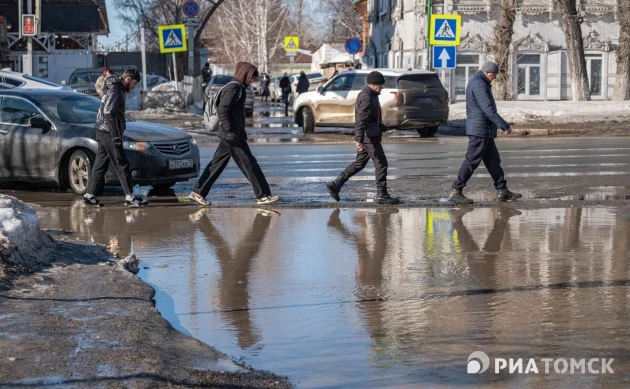 Томичи стали чаще покупать резиновую обувь из-за луж