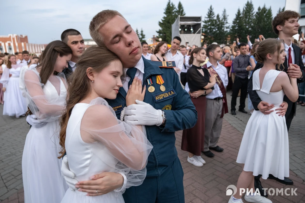 Кружись, пока молодой: вальс томских выпускников на площади. Фото