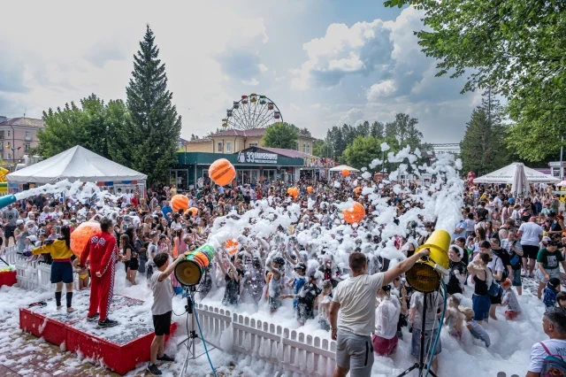 В пене дня Купалы: освежающая дискотека прошла в томском Горсаду. Фото