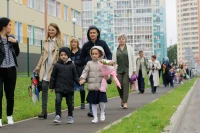 Томский омбудсмен проверит запрет на одежду с иностранными надписями в школах